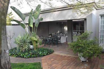 هتل Rosebank Lodge Guesthouse By Claires