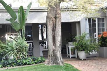 בית מלון כפרי Rosebank Lodge Guesthouse By Claires