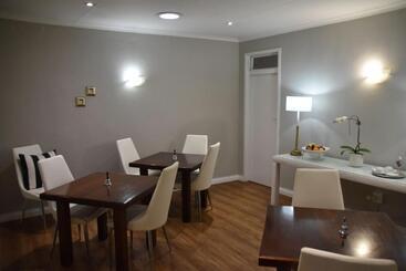 هتل Rosebank Lodge Guesthouse By Claires