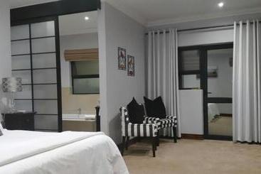 هتل Rosebank Lodge Guesthouse By Claires