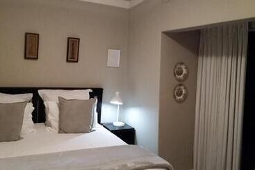 هتل Rosebank Lodge Guesthouse By Claires