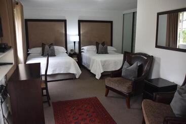 هتل Rosebank Lodge Guesthouse By Claires