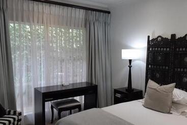 בית מלון כפרי Rosebank Lodge Guesthouse By Claires