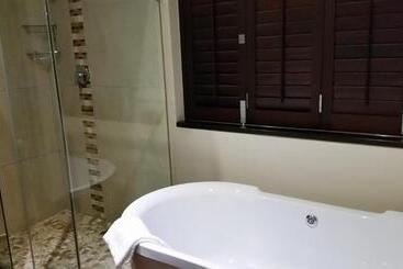 هتل Rosebank Lodge Guesthouse By Claires