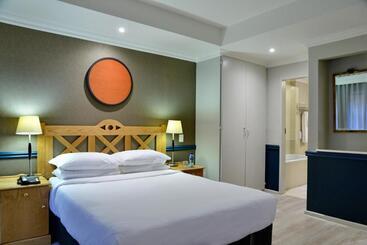 هتل Rosebank Lodge Guesthouse By Claires