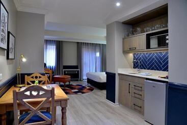 בית מלון כפרי Rosebank Lodge Guesthouse By Claires