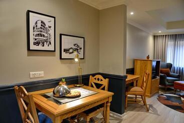 هتل Rosebank Lodge Guesthouse By Claires