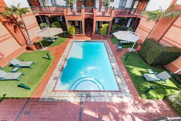 בית מלון כפרי Rosebank Lodge Guesthouse By Claires