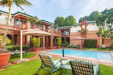 هتل Rosebank Lodge Guesthouse By Claires