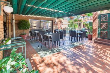 هتل Rosebank Lodge Guesthouse By Claires
