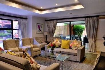 هتل Rosebank Lodge Guesthouse By Claires