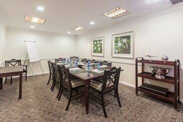 هتل Rosebank Lodge Guesthouse By Claires