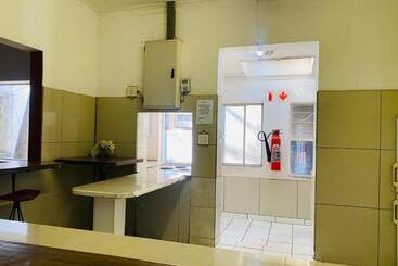 هتل Rosebank Lodge Guesthouse By Claires