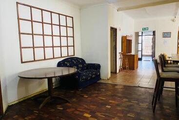 هتل Rosebank Lodge Guesthouse By Claires