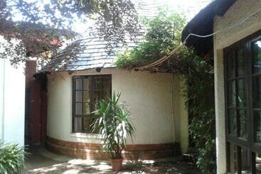 هتل Rosebank Lodge Guesthouse By Claires