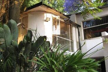 هتل Rosebank Lodge Guesthouse By Claires