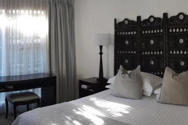 בית מלון כפרי Rosebank Lodge Guesthouse By Claires