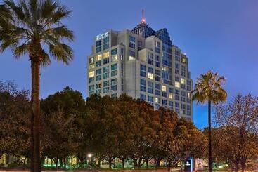 هتل Hilton Los Angeles North/glendale