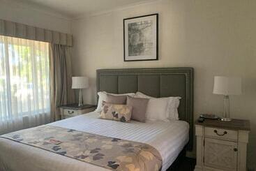 Blazing Stump Motel & Suites
