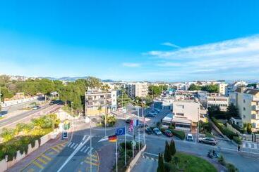 استراحتگاه Holiday Inn Nice   Port St Laurent, An Ihg