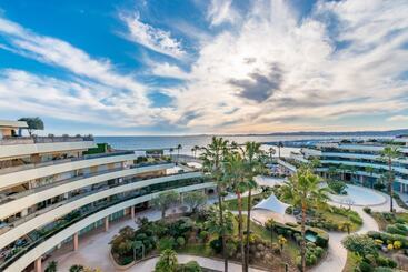 استراحتگاه Holiday Inn Nice   Port St Laurent, An Ihg