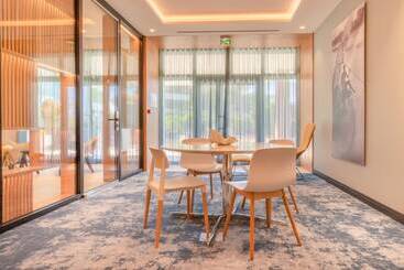استراحتگاه Holiday Inn Nice   Port St Laurent, An Ihg