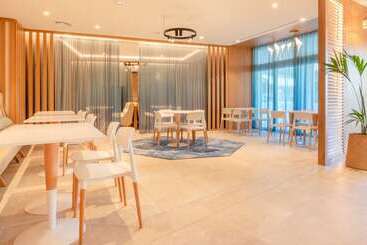 استراحتگاه Holiday Inn Nice   Port St Laurent, An Ihg