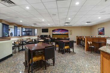 هتل Drury Inn & Suites Phoenix Airport