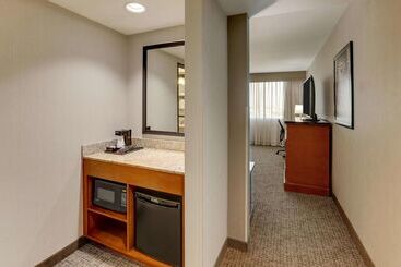 هتل Drury Inn & Suites Phoenix Airport
