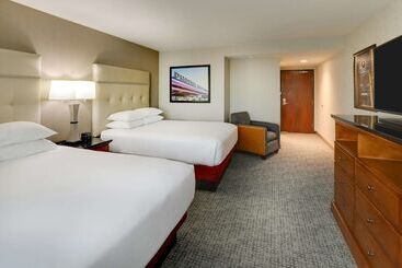 هتل Drury Inn & Suites Phoenix Airport