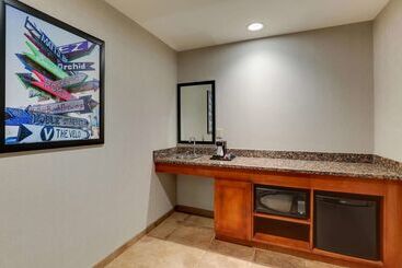 هتل Drury Inn & Suites Phoenix Airport