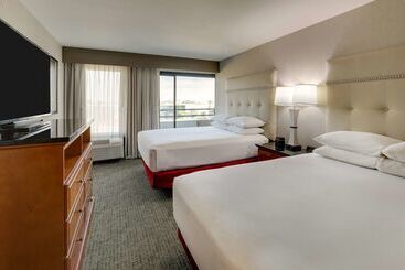 هتل Drury Inn & Suites Phoenix Airport