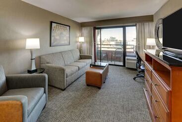 هتل Drury Inn & Suites Phoenix Airport