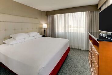 هتل Drury Inn & Suites Phoenix Airport