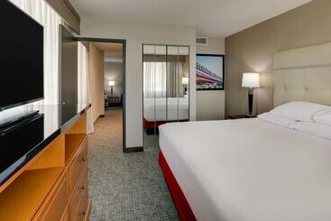 هتل Drury Inn & Suites Phoenix Airport