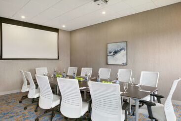هتل Embassy Suites By Hilton Montreal Airport