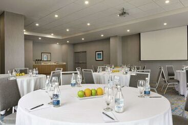 هتل Embassy Suites By Hilton Montreal Airport