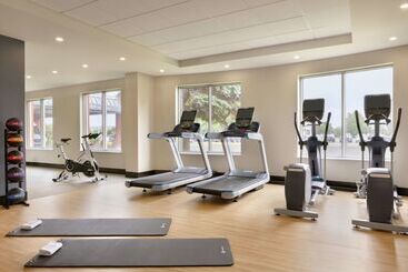 هتل Embassy Suites By Hilton Montreal Airport