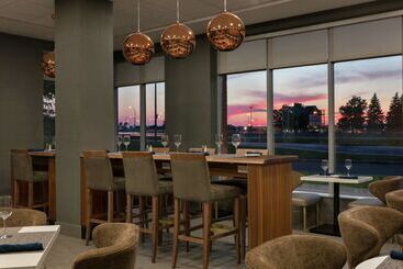 هتل Embassy Suites By Hilton Montreal Airport