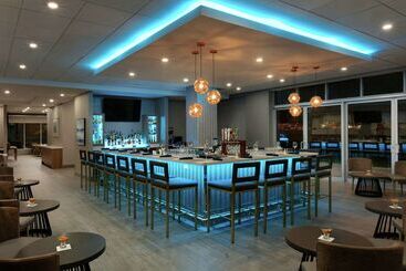 هتل Embassy Suites By Hilton Montreal Airport