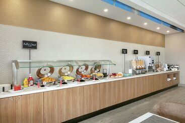هتل Embassy Suites By Hilton Montreal Airport