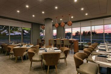 هتل Embassy Suites By Hilton Montreal Airport