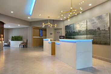 هتل Embassy Suites By Hilton Montreal Airport