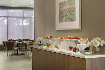 هتل Embassy Suites By Hilton Montreal Airport