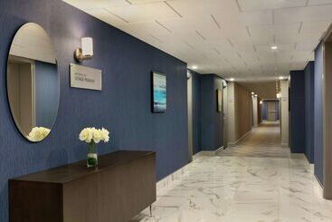 هتل Embassy Suites By Hilton Montreal Airport