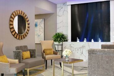 هتل Embassy Suites By Hilton Montreal Airport