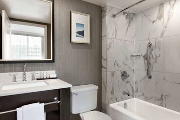 هتل Embassy Suites By Hilton Montreal Airport