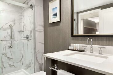 هتل Embassy Suites By Hilton Montreal Airport