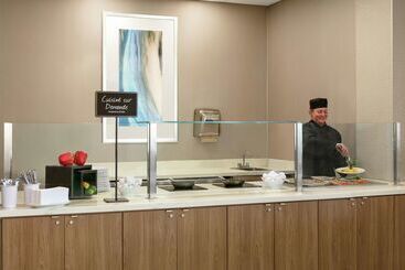 هتل Embassy Suites By Hilton Montreal Airport