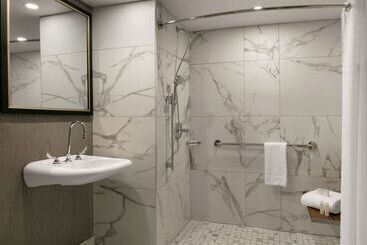 هتل Embassy Suites By Hilton Montreal Airport